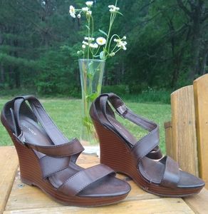 Old Navy Women's shoes brown wedge sandals size 6